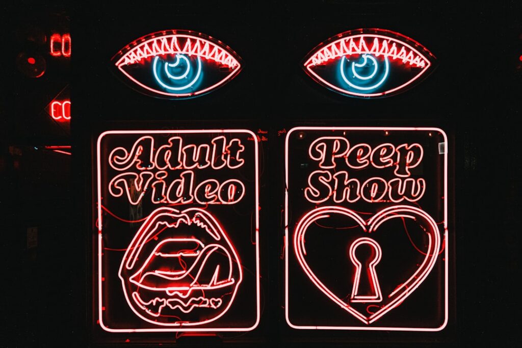 Photo logos adapt